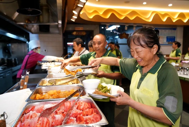 在泰合素食餐厅，环卫工人排队取餐。刘婷供图